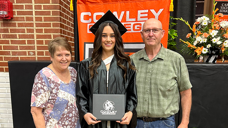 anna kiss at graduation with her tiger foster parents